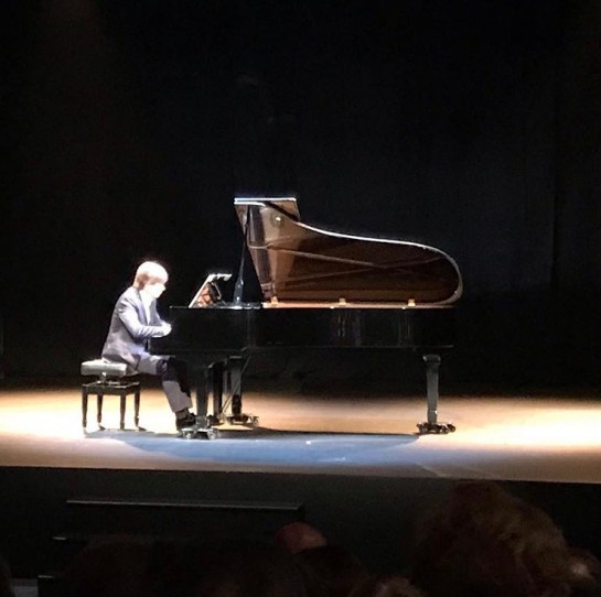 Mario Prisuelos al piano
